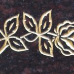 Rose vertieft gehauen und mit Blattgold ausgelegt