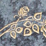 Rose vertieft gehauen und mit Blattgold ausgelegt