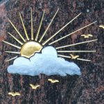 Sonne vertieft gehauen und mit Blattgold ausgelegt, Wolke getönt