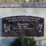 Schriftplatte aus Aruba, , vertiefte Inschrift lichtgrau getönt