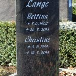 Hochstein als Stele aus Impala mit verspannten Seiten, vertiefte Inschrift lichtgrau getönt