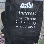 Hochstein aus Indian Black, vertiefte Inschrift lichtgrau getönt