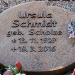 Liegestein aus Juparana K-Yellow, Bronzeschrift in Einzelbuchstaben und Bronzelilie