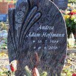 Hochstein aus Orion, vertiefte Inschrift lichtgrau getönt mit fotorealistischer Rose