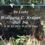 Schriftplatte aus Indian Black mit Bronzerosetten, vertiefte Inschrift lichtgrau getönt