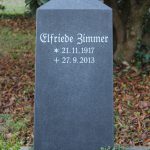 Hochstein als Obelisk aus Schwarz Schwede geschliffen, vertiefte Inschrift weiß getönt