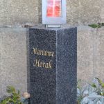 Hochstein als Stele aus Impala, vertiefte Inschrift mit Blattgold ausgelegt und Alulaterne