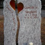 Hochstein zweiteilig aus Lavendula mit zwei gläsernen Herzhälften, vertiefte Inschrift rotbraun getönt