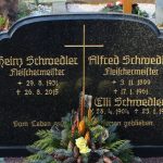 Nachschrift analog der vorhandenen Inschrift gezeichnet, gehauen und mit Blattgold ausgelegt