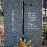 Hochstein zweiteilig aus Sora, , vertiefte Inschrift lichtgrau getönt