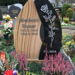 Hochstein zweiteilig aus Woodland und Indian Black, Aluschrift in Einzelbuchstaben und vertiefte Rose lichtgrau getönt