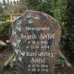 Hochstein aus Ostseerot, vertiefte Inschrift lichtgrau getönt mit teilplastischem Efeu