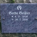 Schriftplatte aus Orion mit Bronzerosetten, vertiefte Inschrift lichtgrau getönt