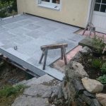 Verlegen der Platten auf einer Drainagematte um die Abführung des Kapillarwassers zu gewährleisten