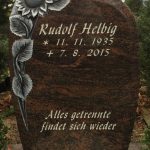 Hochstein aus Aruba, vertiefte Inschrift lichtgrau getönt mit teilplastischer Sonnenblume